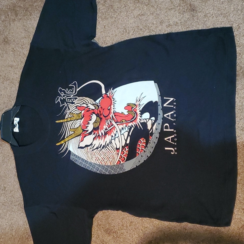 Black t shirt with dragon